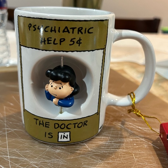 Peanuts 2012 spinner mug Psychiatric help Lucy - Picture 1 of 4